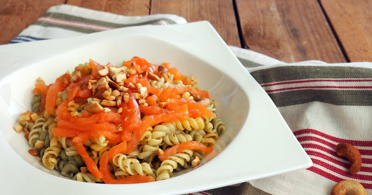 Per sucarhi pa, gastronomía y viajes Pasta con salmón ahumado, pesto de eneldo y anacardos