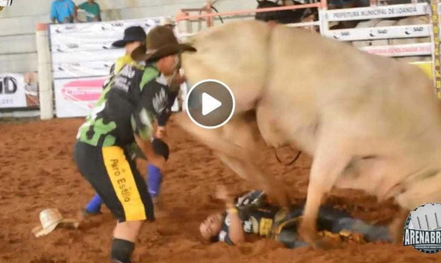 Peão morre após ser pisoteado por touro em rodeio