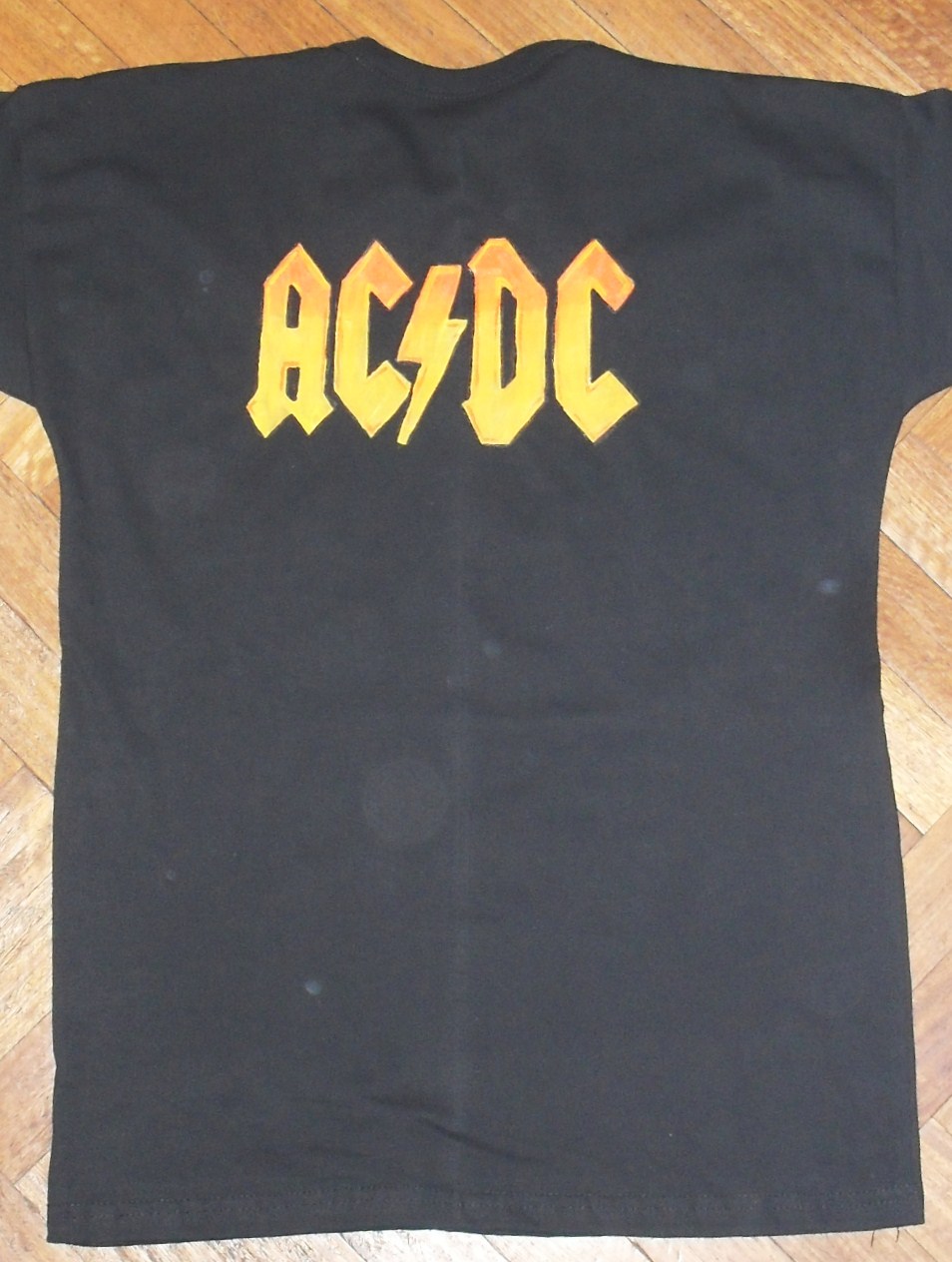 Luli Morucci: Remera de AC DC