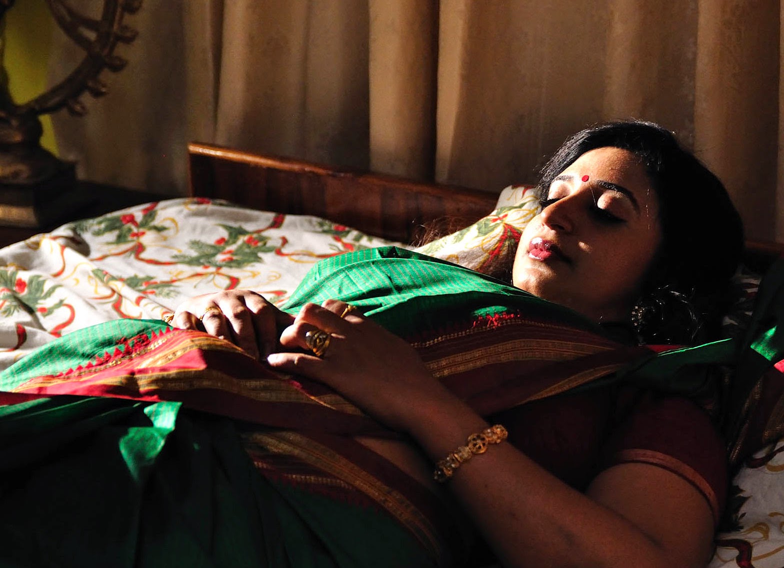 Malayalam Serial Actress Sona Nair Hot Side View Photos. 