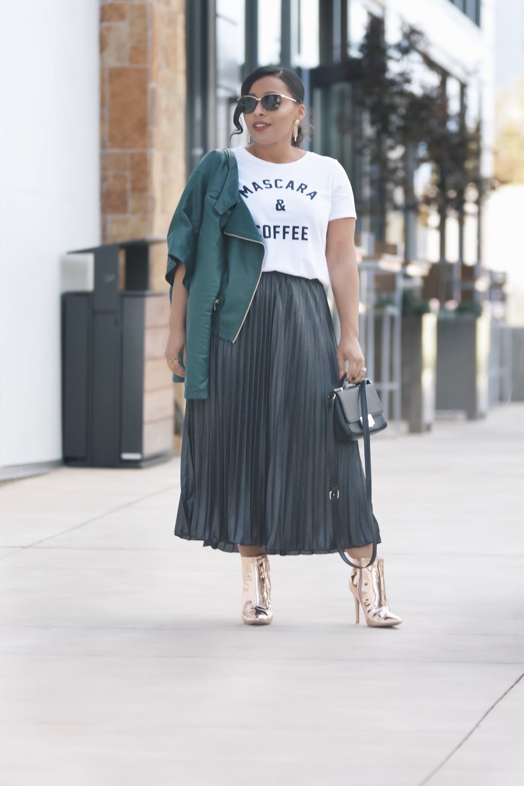 Fall outfits, pleated skirt, moto jacket, amiclubwear shoes, streetstyle, blogger outfits, october, pumpkins, armandhugon, latina bloggers, graphic tee