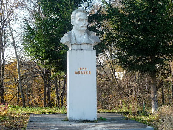 Стрелков. Памятник Франко