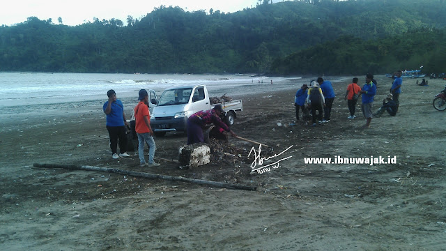 Tim Kebersihan Pantai Gemah Tim Kebersihan Pantai Gemah