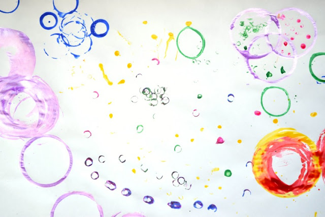 Circle Art Process Painting.  Open-ended creative activity for toddlers, preschoolers, kindergarteners, or elementary children, perfect for exploring shapes and colors.
