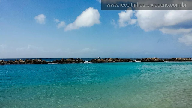Curaçao, praia de azul cristalino com quebra mar