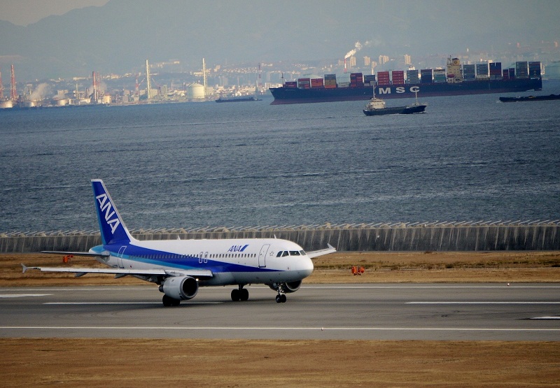 Stardust Talk Kobe Airport on the water