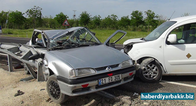 Diyarbakır Çınar Akçomak yakınlarında trafik kazası: 4 yaralı DİYARBAKIR-Diyarbakır’ın Çınar ilçesinde hafif ticari araç ile otomobilin çarpışması sonucu meydana gelen trafik kazasında 4 kişi yaralandı.