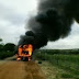 Ônibus escolar pega fogo em Ribeira do Amparo