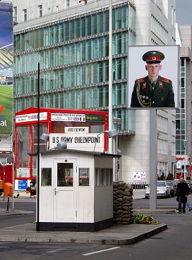 PUNTO DE CONTROL CHARLIE/CHECKPOINT CHARLIE  FAMOSO PASO FRONTERIZO DEL MURO DE BERLÍN  (1945-1990)