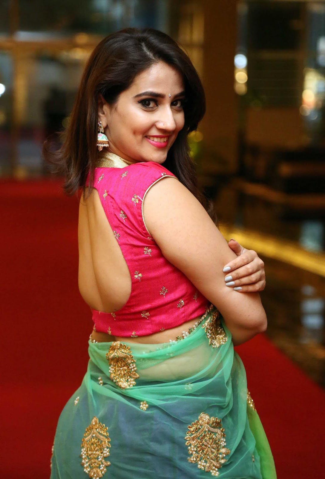 Anchor Manjusha Latest Glam Saree Photo Stills