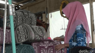  Siapa sangka tas motif Aceh nya menembus pasar ekspor Kisah Sukses :  Wanita Berbisnis Tas Motif Aceh Menembus Pasar Ekspor