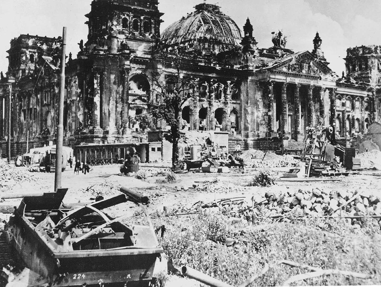 Разрушенный берлин. Рейхстаг в Берлине 1945. Здание Рейхстага в Берлине в 1945. Рейхстаг Германия 1945г. Разрушенный Рейхстаг Берлин 1945 год.