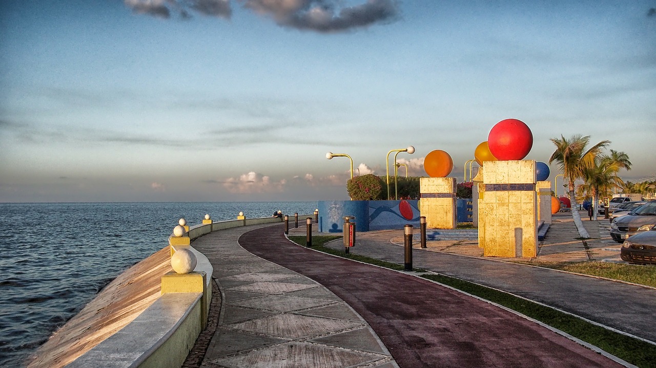 Malecón de Campeche, sitio que adorna el Sol y el vaivén del mar