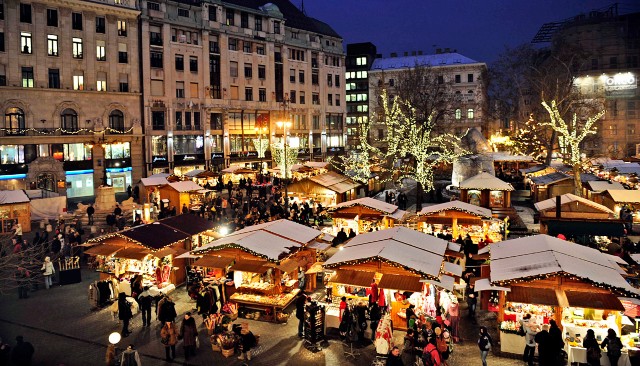 Mercatini di Natale a Budapest - Piazza Vorosmarty - Poracci In Viaggio mercatini-di-natale-budapest-piazza-vorosmarty-poracci-in-viaggio