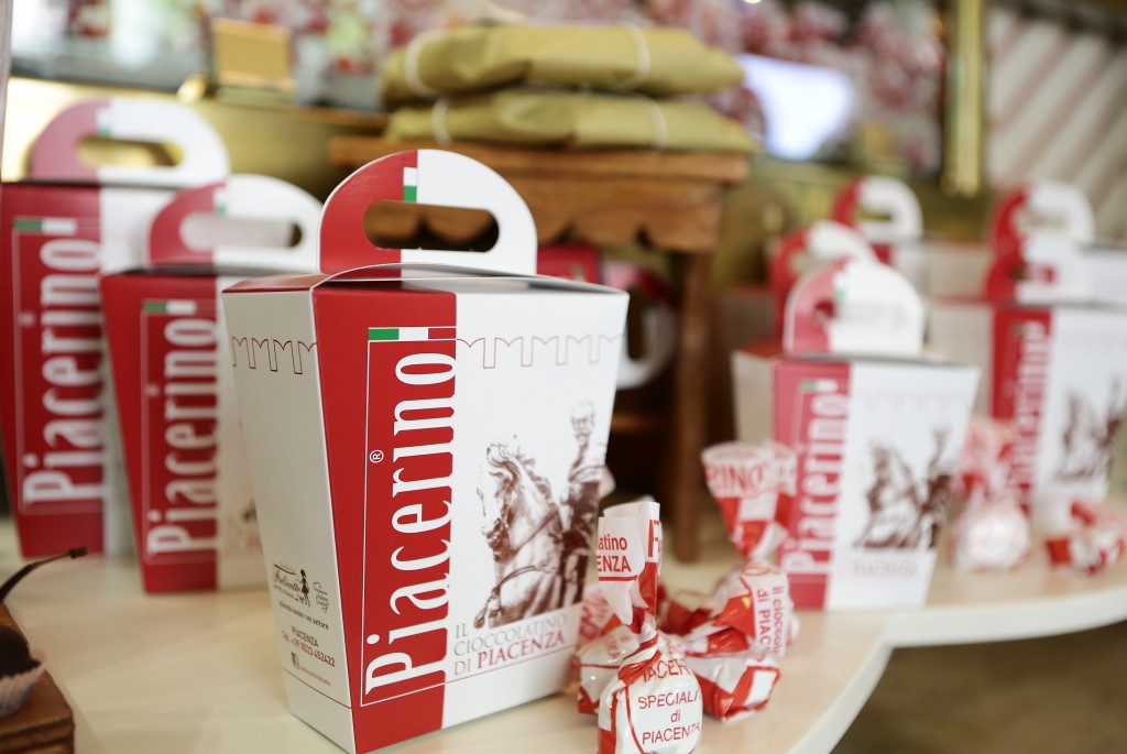 Mani in pasta quanto basta Il Piacerino, il cioccolatino di Piacenza