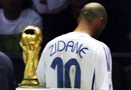 Zidane expulsado tras su cabezazo en la final del mundial ...