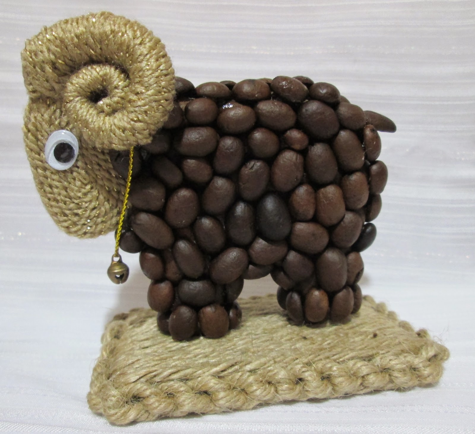 декорации из кофейных зерен. поделки из кофе. поделки из кофейных зёрен. статуэтки из кофейных зерен. поделки из зерна.