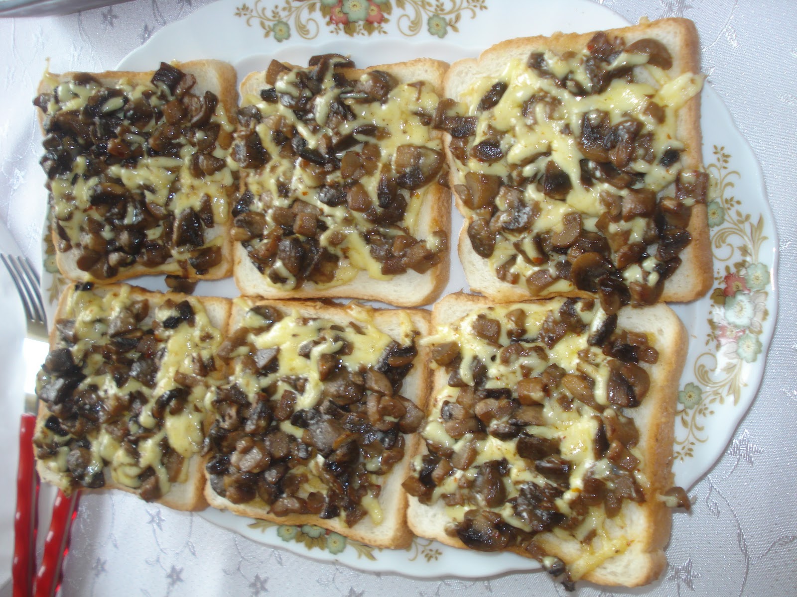 Deli Kız Pınar Mutfakta MANTARLI TOST EKMEĞİ PİZZASI