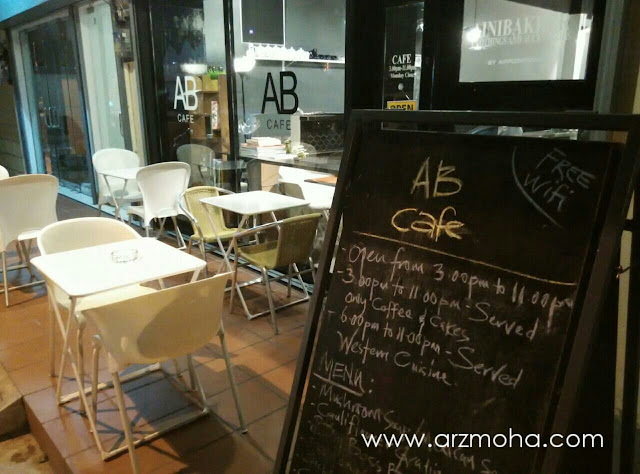 AB Cafe dalam tema hitam dan putih, AB Cafe, Cafe bersih, Cafe western food, AB Cafe Penang,