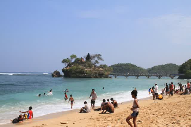 Malang tak hanya terkenal dengan Jatim Park ataupun wisata batu-nya. Namun masih banyak wisata yang sangat menarik untuk dikunjungi salah satunya merupakan Pantai Balekambang. Wisata Pantai Balekambang ini sendiri merupakan salah satu pantai yang paling indah yang ada di Jawa Timur khususnya di daerah kabupaten Malang. KEADAAN ALAM DI PANTAI BALEKAMBANG Objek Wisata Pantai Balekambang ini berada di Desa Srigonco, Bantur, Malang. Objek Wisata Pantai Balekambang ini mempunyai luas area mencapai 2 km dan lebar 0 meter ke arah Bahari. Dan uniknya, kita Bisa melihat berbagai macam biota Bahari yang hidup di Bahari pantai ini sedang terjebak di karang karena air Bahari yang surut sehingga mereka tak akan Bisa kembali. Sehingga kita Bisa memanfaatkan kesempatan di saat kondisi ait Bahari sedang menjalani surut, untuk Bisa melihat berbagai macam biota Bahari. KEUNIKAN PANTAI BALEKAMBANG Selain Bisa melihat biota Bahari yang terdampar di karang. Sektor pariwisata Pantai ini juga didukung dengan konsep wisata yang ditawarkan oleh Pantai Balekambang yang mempunyai konsep yang mirip dengan konsep wisata di Tanah Lot yang berada di Pulau Bali. Yakni kedua pantai tersebut sama-sama mempunyai suatu bangunan Pura yang dibangun menghadap ke arah Samudra luas. Adapun pura yang terdapat di Pantai Balekambang ini bernama Pura Amerta Jati atau kebanyakkan orang menyebutnya dengan Pulau Ismoyo yang didirikan di tahun 1985 atas ide dari Bupati Malang yang di saat itu masih dijabat oleh Edi Slamet. Seperti di pulau lot. Pura Amerta Jati ini juga dianggap sebagai bangunan suci seperti halnya Pura-pura lainnya yang ada di Bali. Yang di saat perayaan hari besar umat Hindu maka di pura ini akan selalu dilakukan berbagai kegiatan keagamaan. LOKASI PANTAI BALEKAMBANG. Lokadi Objek Wisata Pantai Balekambang ini berada kurang lebih sejeuh 70 km sebelah selatan dari Malang Kota. Lokasi pantai ini cukup kecil, namun meskipun demikian, Pantai Balekambang ini mampu menyediakan beraneka ragam pilihan untuk kita lakukan saat kita berkunjung ke pulau ini. Adapun beberapa fasilitas yang tersedia di Pantai Balekambang ini antara lain : 1. Tempat makan bernuansa tradisional, 2. Restaurant, 3. Toko souvenir/oleh-oleh, 4. Kamar kecil dan toilet umum, 5. Tempat parkir yang cukup luas, 6. Kawasan camping ground, kantor pusat informasi, 7. Bungalow sederhana, 8. Mushola serta Pendopo, 9. Dan tak lupa juga terdapat penginapan. RUTE MENUJU PANTAI BALEKAMBANG Untuk Bisa tiba di Objek Wisata Pantai Balekambang ini Bisa di tempuh dengan berbagai jenis kendaraan mulai dari kendaraan roda dua hingga kendaraan roda empat. Adapun rute yang wajib kita lewati merupakan berjumlah dua rute yakni A. Untuk rute yang pertama kita Bisa melalui Jalur 1 yakni: kita wajib berangkat dari Malang Kota setelah itu menuju ke Kepanjen lalu ke Pagak setelah itu ke Bantur dan akhirnya menuju ke Balekambang. B.setelah itu untuk rute yang kedua Bisa melalui Jalur 2, yakni : kita Bisa memilih untuk berangkat dari Terminal Arjosari setelah itu menuju ke Turen lalu ke Gondang legi setelah itu menuju ke Bantur dan terakhir ke Balekambang. HARGA TIKET MASUK PANTAI BALEKAMBANG Dan untuk kita yang berminat untuk berkunjung ke Objek Wisata Pantai Balekambang ini pengelola mengharuskan kita untuk harga tiket yang Bisa dibilang sangat murah dan terjangkau yakni hanya Rp10.000 hingga Rp15.000 untuk satu orang. Ini tentu merupakan harga yang sangat murah bila dibandingkan dengan keindahan pemandangan yang akan kita rasakan di Pantai Bale Kambang ini. Itulah tadi sedikit informasi yang Bisa saya bagikan mengenai Objek Wisata Pantai Balekambang yang Bisa saya sampaikan. Semoga dengan artikel yang saya telah sajikan diatas Bisa bermanfaat untuk kita. Terlebih Khususnya untuk kita yang berminat untuk berlibur ke Pantai Balekambang. Malang tak hanya terkenal dengan Jatim Park ataupun wisata batu-nya. Namun masih banyak wisata yang sangat menarik untuk dikunjungi salah satunya merupakan Pantai Balekambang. Wisata Pantai Balekambang ini sendiri merupakan salah satu pantai yang paling indah yang ada di Jawa Timur khususnya di daerah kabupaten Malang. KEADAAN ALAM DI PANTAI BALEKAMBANG Objek Wisata Pantai Balekambang ini berada di Desa Srigonco, Bantur, Malang. Objek Wisata Pantai Balekambang ini mempunyai luas area mencapai 2 km dan lebar 0 meter ke arah Bahari. Dan uniknya, kita Bisa melihat berbagai macam biota Bahari yang hidup di Bahari pantai ini sedang terjebak di karang karena air Bahari yang surut sehingga mereka tak akan Bisa kembali. Sehingga kita Bisa memanfaatkan kesempatan di saat kondisi ait Bahari sedang menjalani surut, untuk Bisa melihat berbagai macam biota Bahari. KEUNIKAN PANTAI BALEKAMBANG Selain Bisa melihat biota Bahari yang terdampar di karang. Sektor pariwisata Pantai ini juga didukung dengan konsep wisata yang ditawarkan oleh Pantai Balekambang yang mempunyai konsep yang mirip dengan konsep wisata di Tanah Lot yang berada di Pulau Bali. Yakni kedua pantai tersebut sama-sama mempunyai suatu bangunan Pura yang dibangun menghadap ke arah Samudra luas. Adapun pura yang terdapat di Pantai Balekambang ini bernama Pura Amerta Jati atau kebanyakkan orang menyebutnya dengan Pulau Ismoyo yang didirikan di tahun 1985 atas ide dari Bupati Malang yang di saat itu masih dijabat oleh Edi Slamet. Seperti di pulau lot. Pura Amerta Jati ini juga dianggap sebagai bangunan suci seperti halnya Pura-pura lainnya yang ada di Bali. Yang di saat perayaan hari besar umat Hindu maka di pura ini akan selalu dilakukan berbagai kegiatan keagamaan. LOKASI PANTAI BALEKAMBANG. Lokadi Objek Wisata Pantai Balekambang ini berada kurang lebih sejeuh 70 km sebelah selatan dari Malang Kota. Lokasi pantai ini cukup kecil, namun meskipun demikian, Pantai Balekambang ini mampu menyediakan beraneka ragam pilihan untuk kita lakukan saat kita berkunjung ke pulau ini. Adapun beberapa fasilitas yang tersedia di Pantai Balekambang ini antara lain : 1. Tempat makan bernuansa tradisional, 2. Restaurant, 3. Toko souvenir/oleh-oleh, 4. Kamar kecil dan toilet umum, 5. Tempat parkir yang cukup luas, 6. Kawasan camping ground, kantor pusat informasi, 7. Bungalow sederhana, 8. Mushola serta Pendopo, 9. Dan tak lupa juga terdapat penginapan. RUTE MENUJU PANTAI BALEKAMBANG Untuk Bisa tiba di Objek Wisata Pantai Balekambang ini Bisa di tempuh dengan berbagai jenis kendaraan mulai dari kendaraan roda dua hingga kendaraan roda empat. Adapun rute yang wajib kita lewati merupakan berjumlah dua rute yakni A. Untuk rute yang pertama kita Bisa melalui Jalur 1 yakni: kita wajib berangkat dari Malang Kota setelah itu menuju ke Kepanjen lalu ke Pagak setelah itu ke Bantur dan akhirnya menuju ke Balekambang. B.setelah itu untuk rute yang kedua Bisa melalui Jalur 2, yakni : kita Bisa memilih untuk berangkat dari Terminal Arjosari setelah itu menuju ke Turen lalu ke Gondang legi setelah itu menuju ke Bantur dan terakhir ke Balekambang. HARGA TIKET MASUK PANTAI BALEKAMBANG Dan untuk kita yang berminat untuk berkunjung ke Objek Wisata Pantai Balekambang ini pengelola mengharuskan kita untuk harga tiket yang Bisa dibilang sangat murah dan terjangkau yakni hanya Rp10.000 hingga Rp15.000 untuk satu orang. Ini tentu merupakan harga yang sangat murah bila dibandingkan dengan keindahan pemandangan yang akan kita rasakan di Pantai Bale Kambang ini. Itulah tadi sedikit informasi yang Bisa saya bagikan mengenai Objek Wisata Pantai Balekambang yang Bisa saya sampaikan. Semoga dengan artikel yang saya telah sajikan diatas Bisa bermanfaat untuk kita. Terlebih Khususnya untuk kita yang berminat untuk berlibur ke Pantai Balekambang.