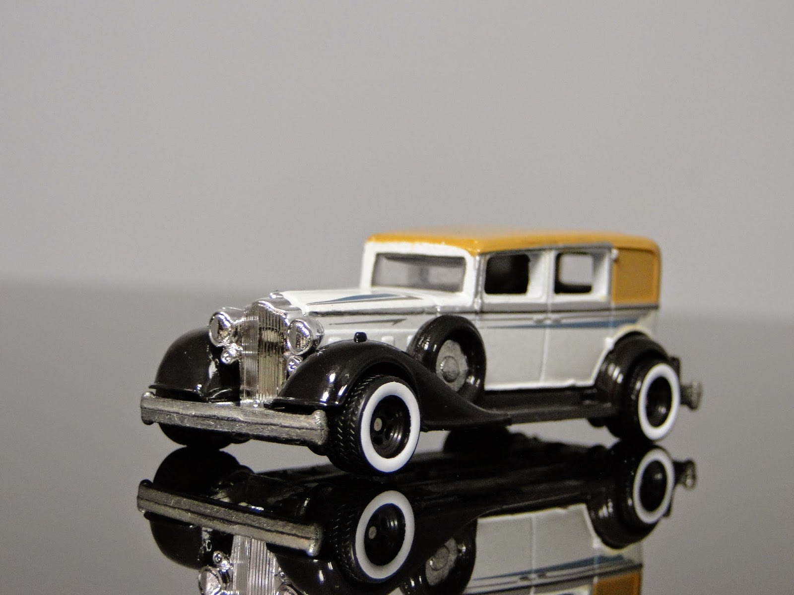 Hotwheels Day Classic Packard Hot Wheels Larry's Garage Set (Toys 'R