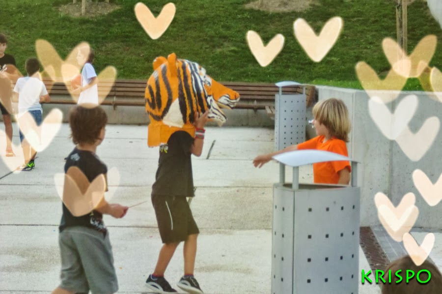 cabezudo de tigre en parque infantil