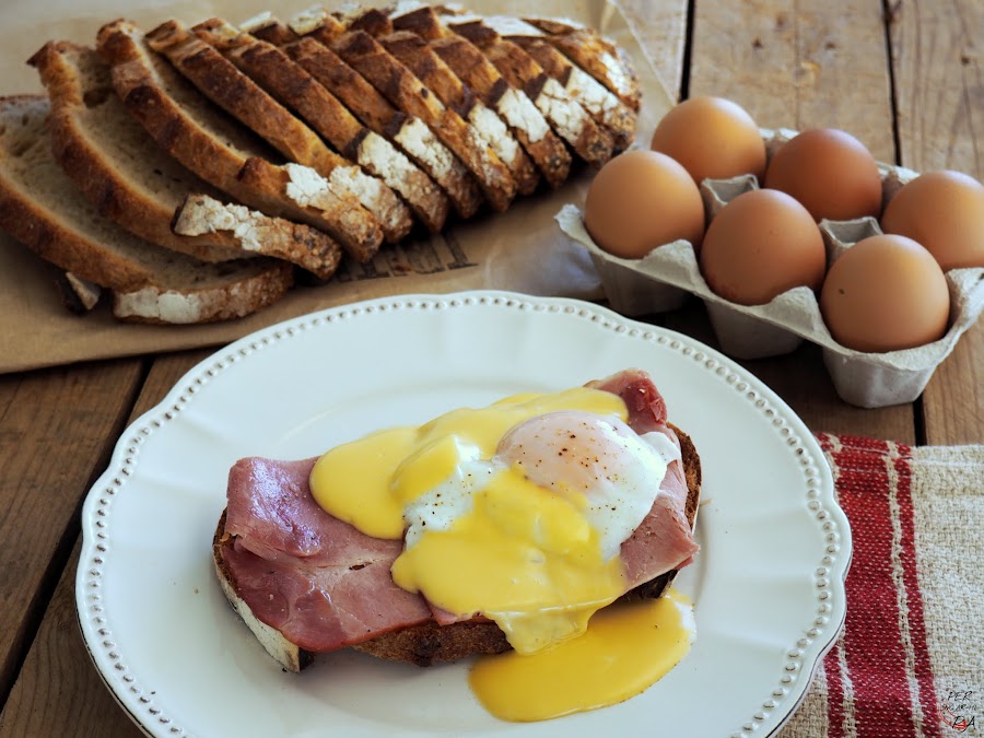 Huevos Benedict: pan tostado, jamón asado, huevo escaldado y salsa holandesa