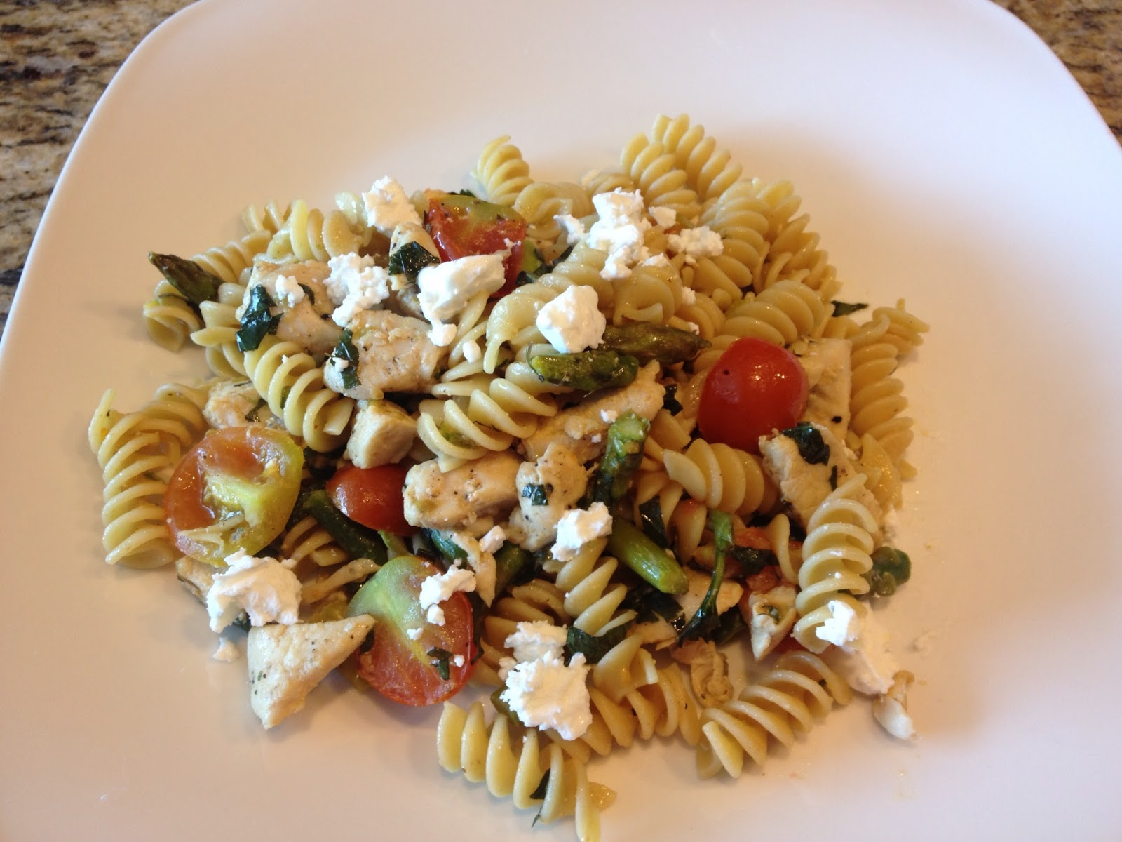 Mi Cocina y Tips Rotini con Pollo, Espárragos y Tomatitos