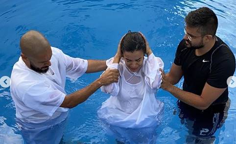 Líder do Babado, Mari Antunes se batiza na igreja evangélica: 'Frequento tem uns 10 anos' 8