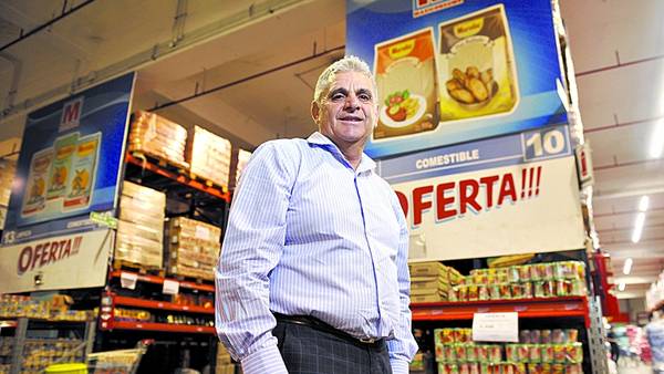 Víctor Fera, dueño de Maxiconsumo, un hombre que suele salir en los medios en una lucha contra cadenas de supermercados que no lo dejan colocar productos suyos de menor precio.