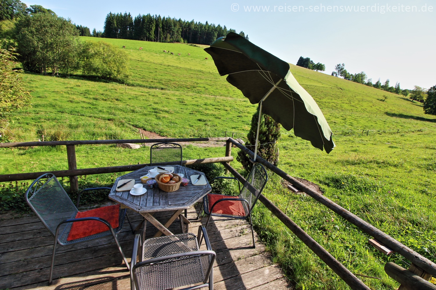 Frühstück auf der Terrasse, umgeben von Weiden Frühstück auf der Terrasse, umgeben von Weiden im Schwarzwald