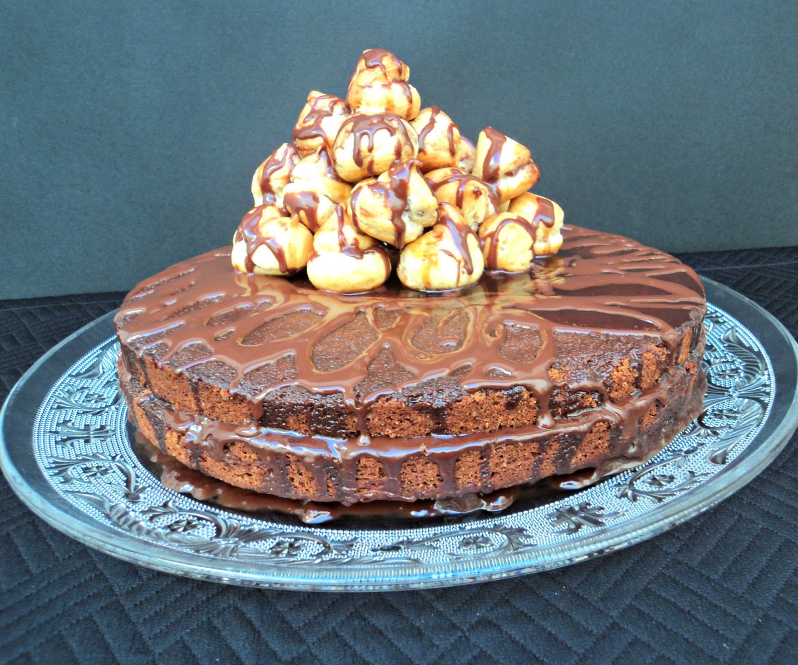 Tarta de chocolate y café con profiteroles