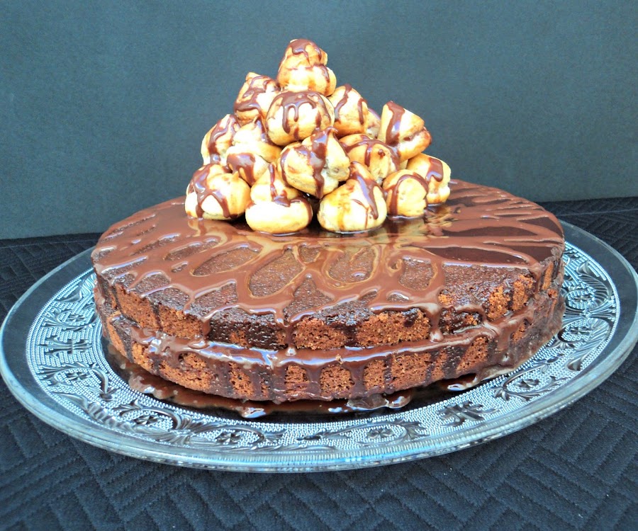 Tarta de chocolate y café con profiteroles