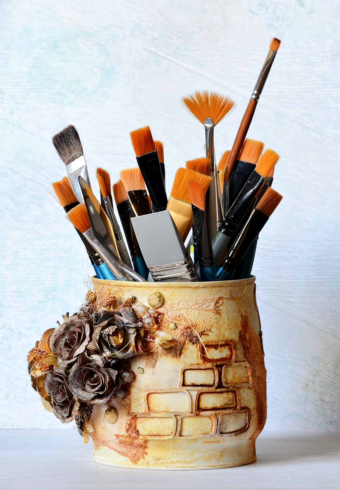 13arts Container for brushes by Dawid Trzepizor