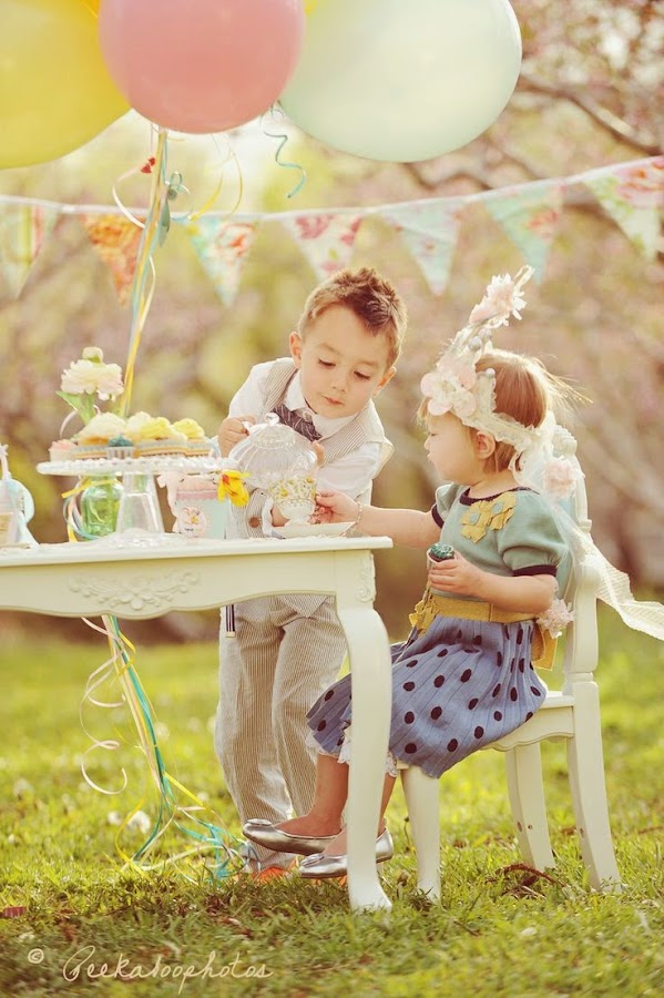 Niños jugando en el jardin con globos