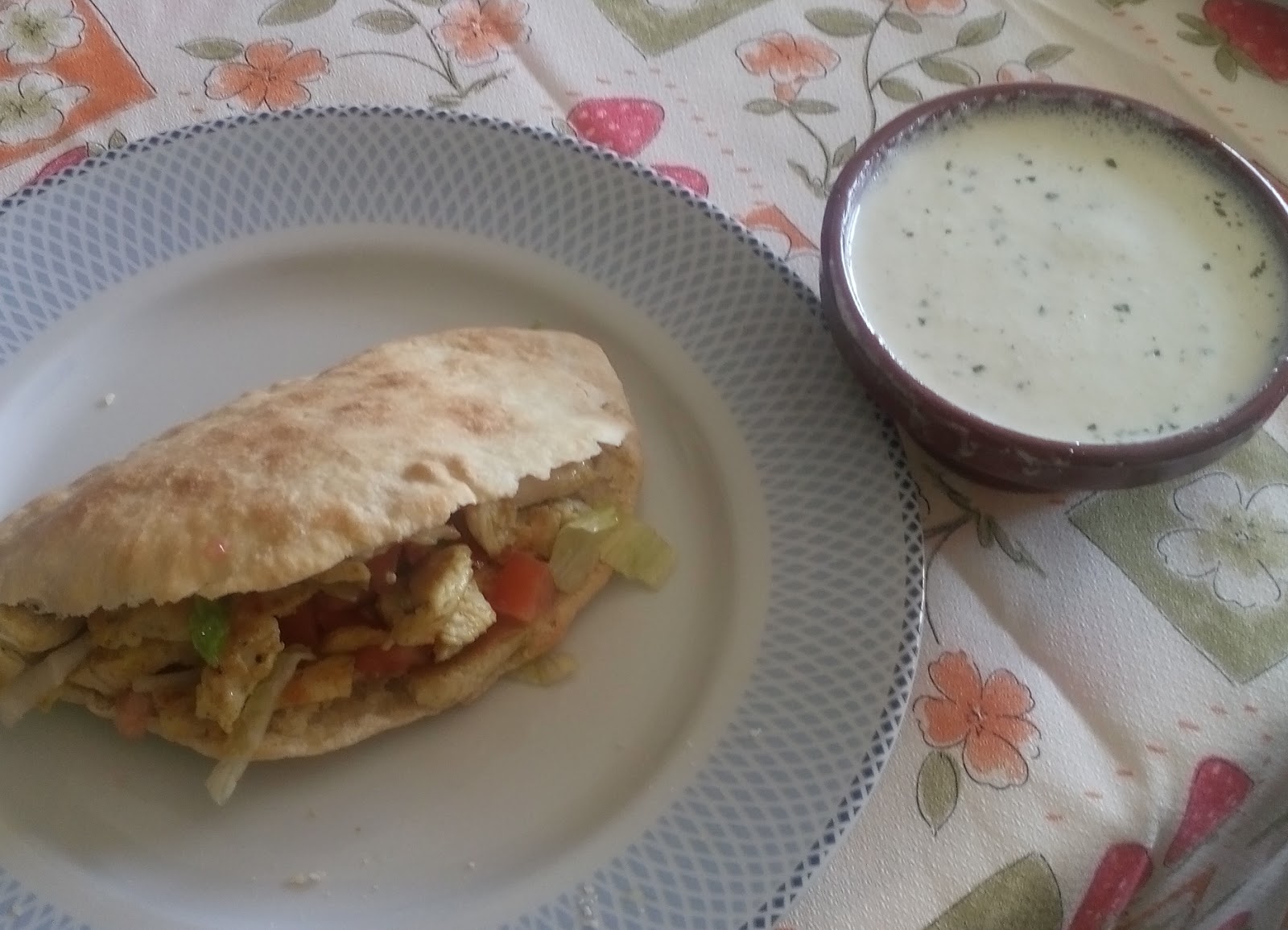 De las estrellas al plato Kebab de pollo casero con salsa de yogurt