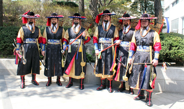 Grupo de guardias vestidos con el traje típico coreano