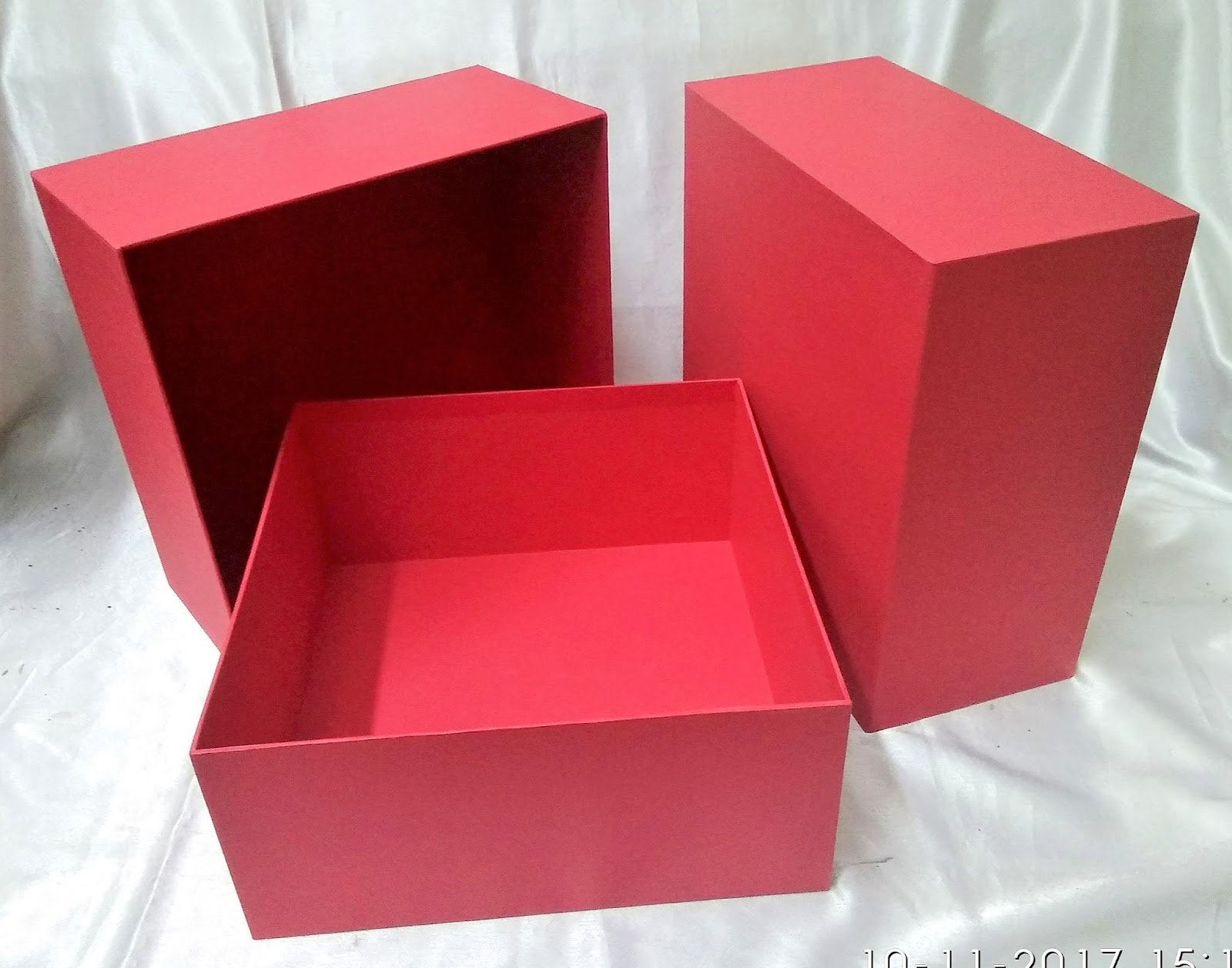 Singapore Gift Boxes Red alert !!! A big square box to play with.