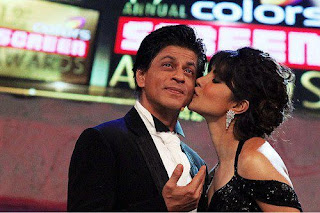 Priyanka Chopra Kisses Shahrukh Khan at Award Function