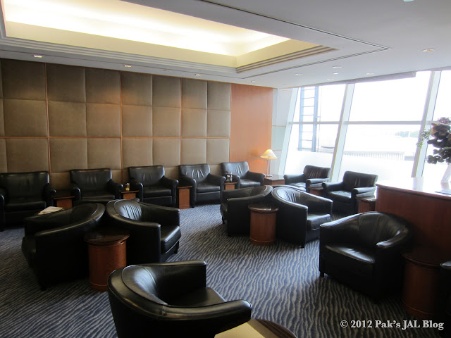 Open seating area at JAL First Class Lounge at JFK Terminal 1