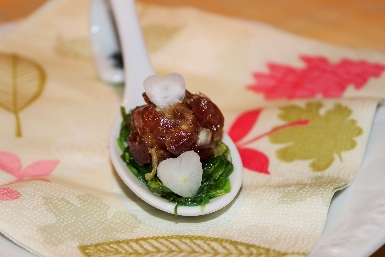 Schöne Rezepte: Amuse-Gueule - Thunfischtatar auf Sesam-Chili-Seegras