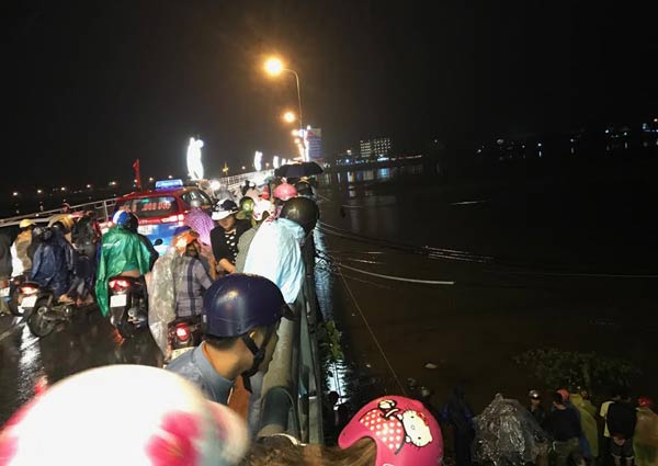 Quảng Ngãi Người dân dầm mưa xem tìm thi thể nạn nhân nhảy cầu Trà Khúc
