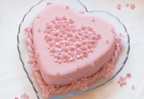 Get it in pink - Everything pink: Pink heart shaped cake