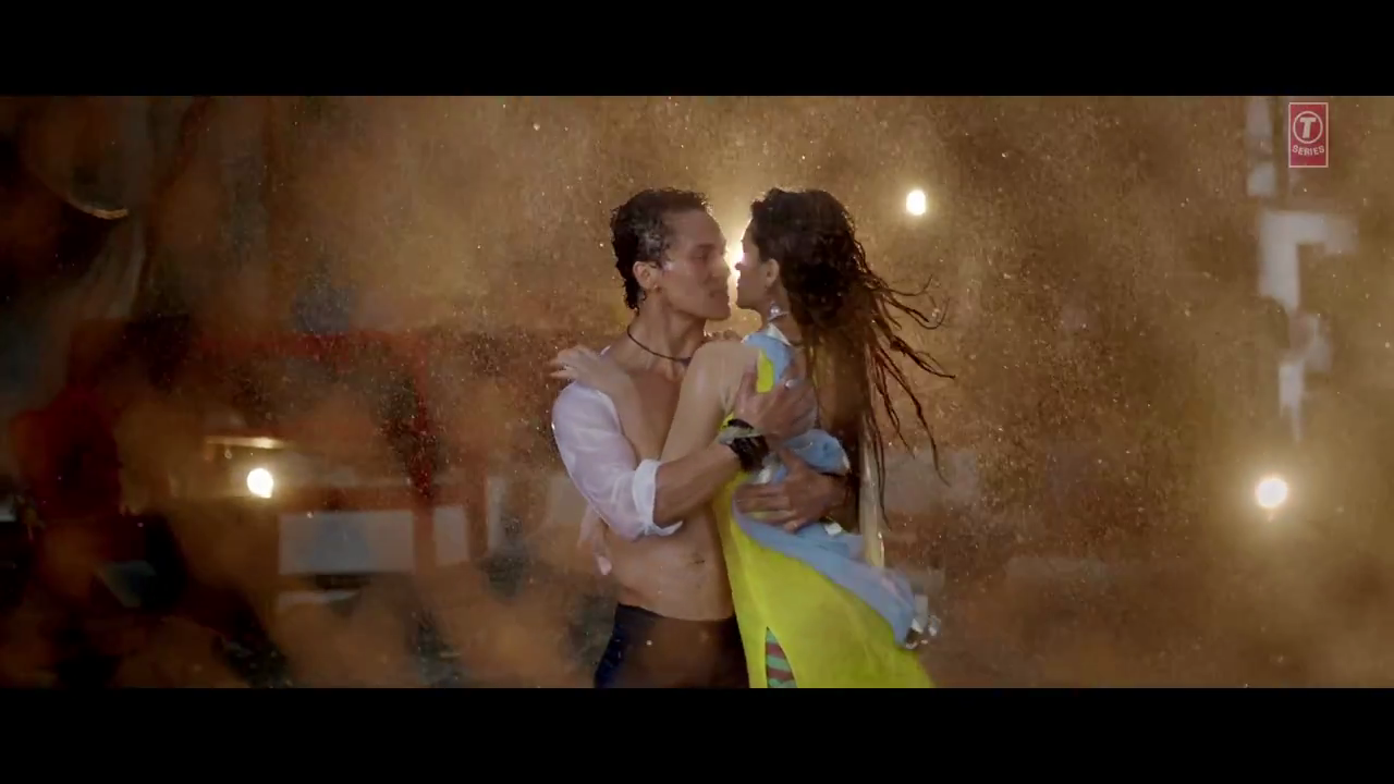 Kriti sanon and Tiger Shroff Hot Wet Photos from Heropanti Movie