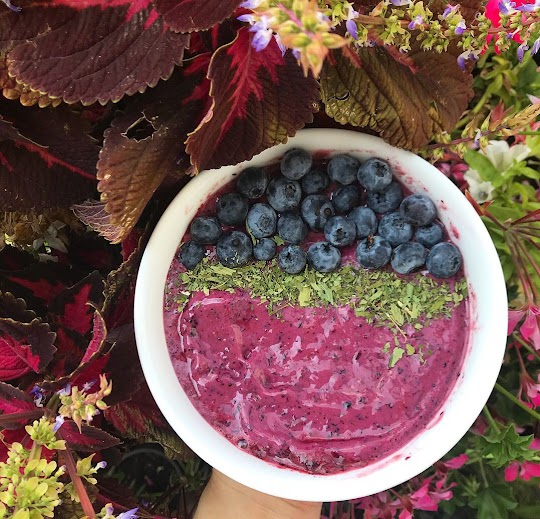 Smoothie bowl z wiśniami i borówkami amerykańskimi