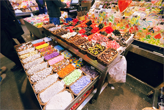 سوق بوكيريا في مدينة برشلونة, روعه الالوان والتصميم.