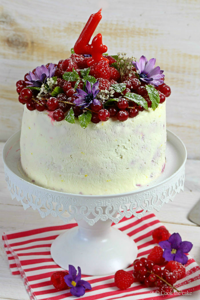 Tarta de yogur y frutos rojos con decoración de flores y frutos rojos