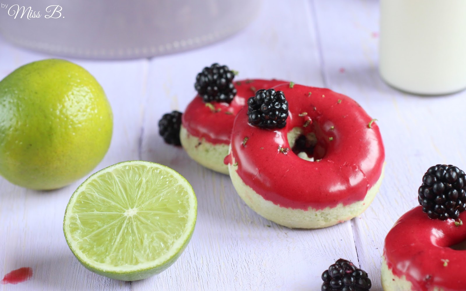 Erst sammeln, dann backen: Leckere Brombeer-Limetten-Donuts