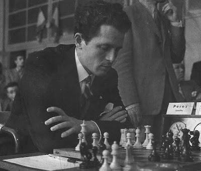 Francisco José Pérez jugando ajedrez