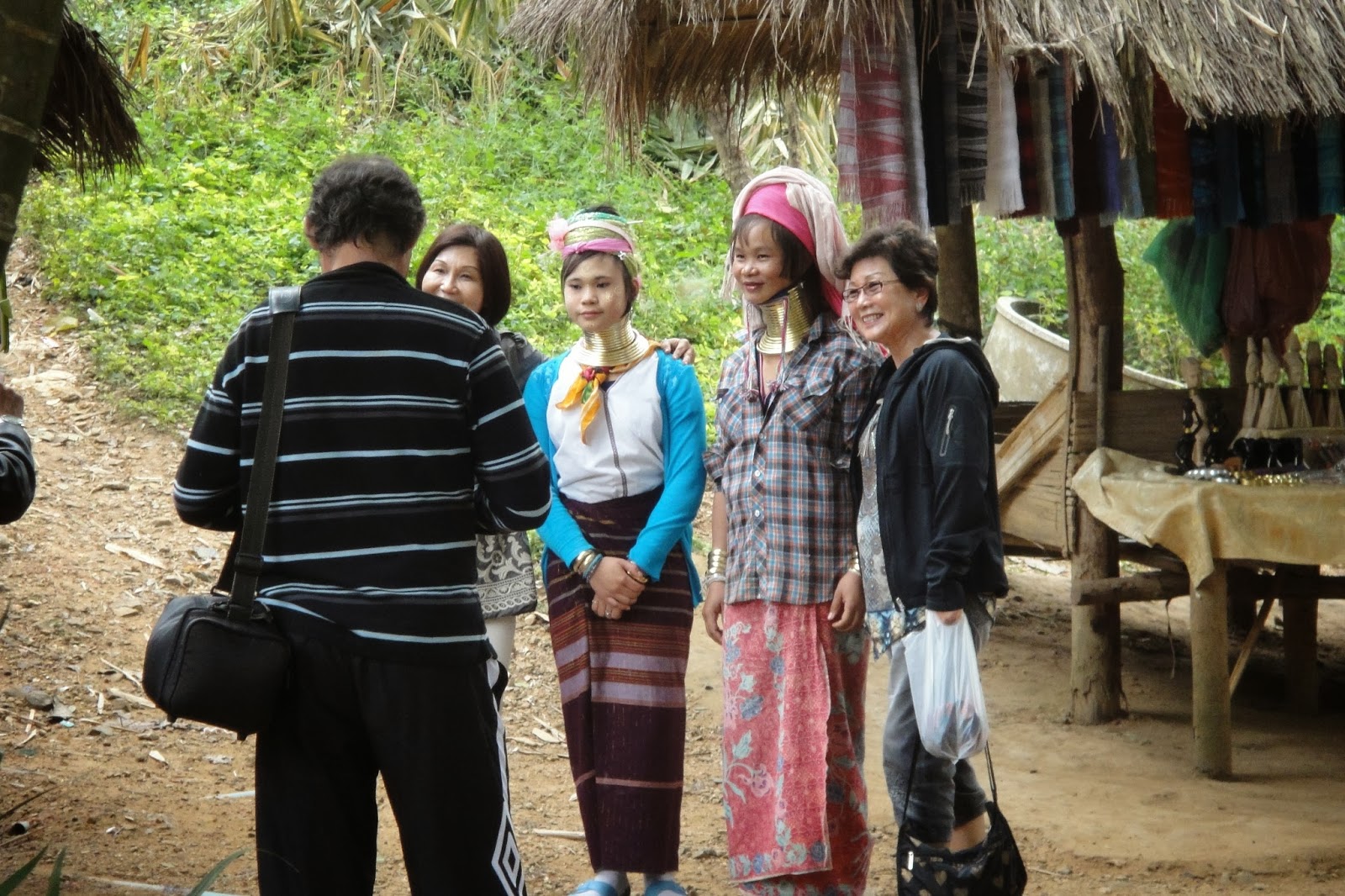 【携程攻略】Nang Lae长颈族村景点,长颈族是由泰国北部与缅甸边界的一个少数民族喀伦族(Karen)的一支巴…